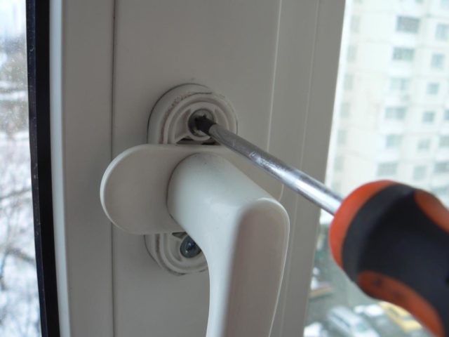 La porte en plastique du balcon ne se ferme pas: que faire