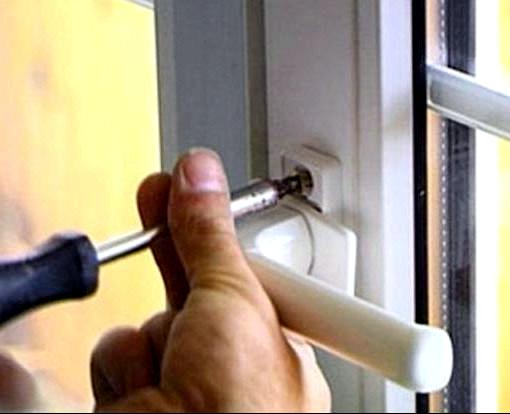 La serrure de porte en plastique ne se ferme pas