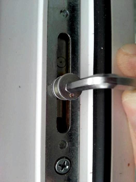 La serrure de porte en plastique ne se ferme pas