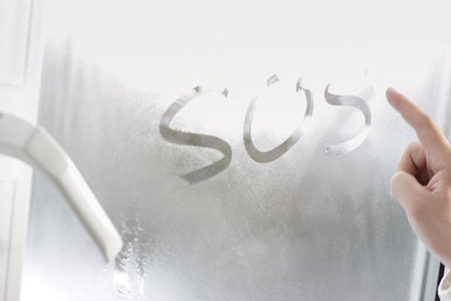 Le microclimat défavorable dans la maison affecte le fonctionnement des fenêtres en plastique, qui pleurent systématiquement.