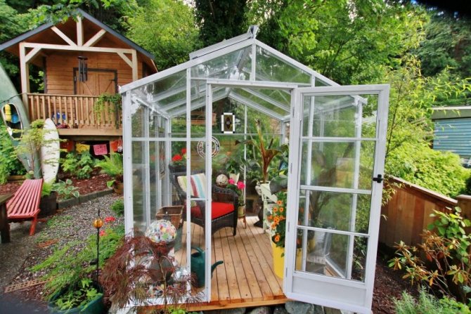 Petite serre sur socle en bois