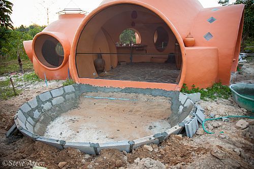 un petit étang près de la maison