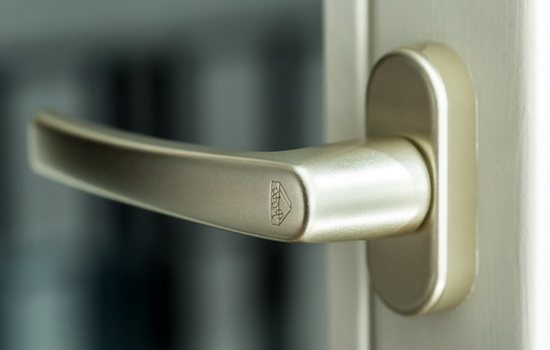 Ferrures nécessaires pour une fenêtre en plastique