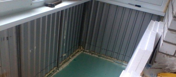 Il est nécessaire de sceller les fissures avec de la mousse de polyuréthane