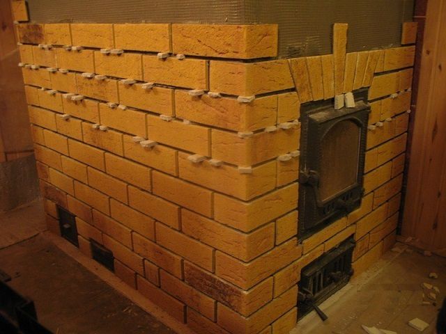 Il n'est pas rare que tout le four soit recouvert de carreaux de céramique résistants à la chaleur.