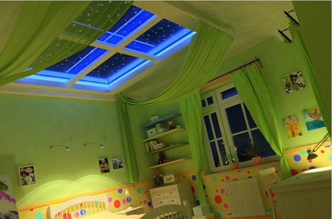 Ciel nocturne avec des étoiles dans une fausse fenêtre au plafond d'une chambre d'enfants