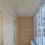 Face à la chambre balcon avec panneaux semi-circulaires