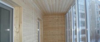 Face au balcon avec panneaux semi-circulaires