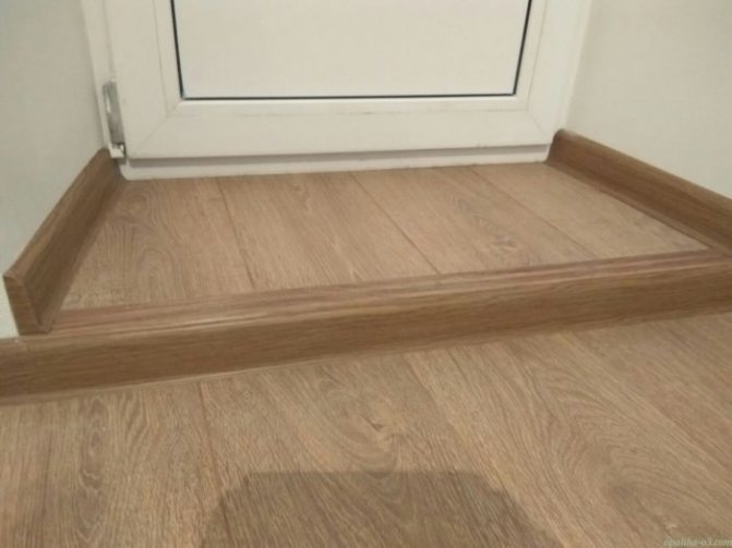 Stratifié face au rebord du balcon