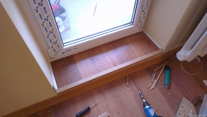 Face aux appuis de linoléum sur le balcon