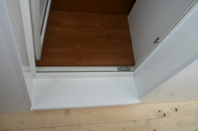 Face au seuil de porte en plastique sur le balcon