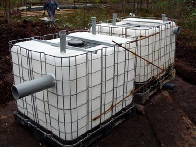 Vue générale de la fosse septique assemblée.
