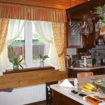 Examen des rideaux et des rideaux pour les petites fenêtres