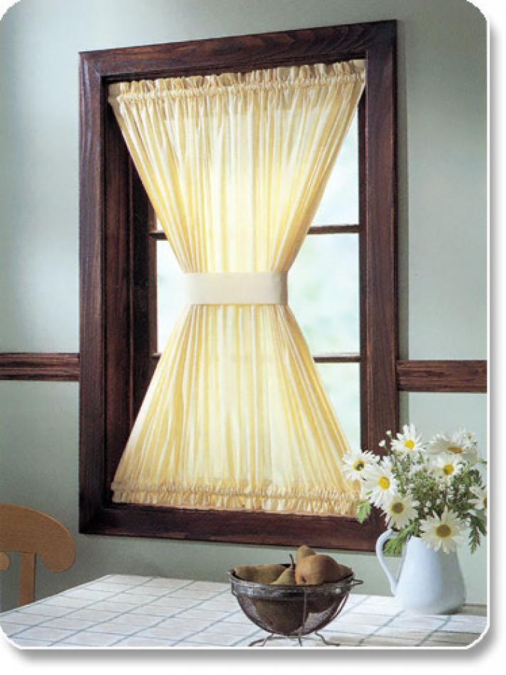 Examen des rideaux et des rideaux pour les petites fenêtres