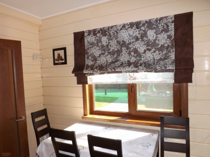 Examen des rideaux et des rideaux pour les petites fenêtres