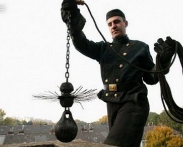 Nettoyage de cheminée avec une brosse