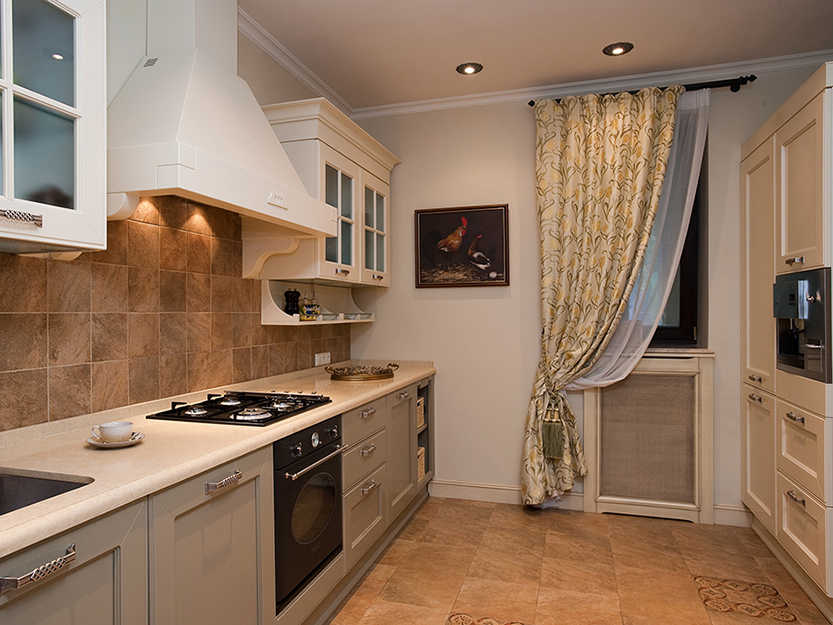 Rideau unilatéral sur une fenêtre de cuisine étroite