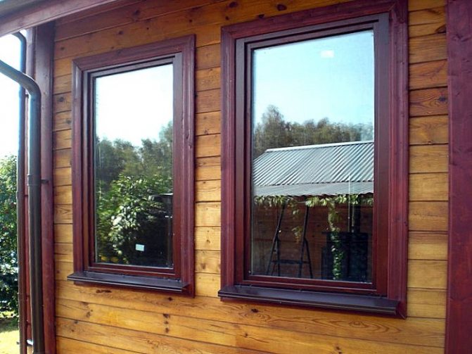 fenêtres à guillotine simple dans une maison privée