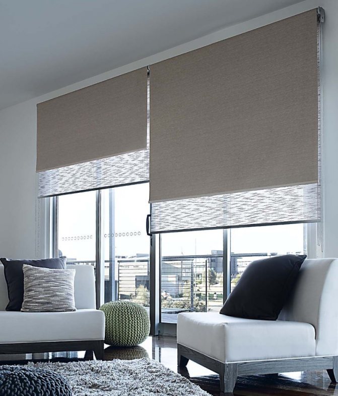 Décoration de fenêtre de salon avec stores à double rouleau