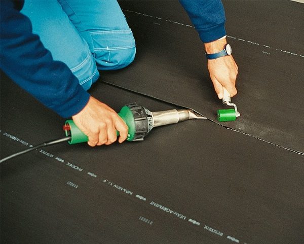 méthode de collage pour l'imperméabilisation des balcons et des loggias