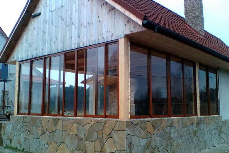 Fenêtres coulissantes dans le gazebo