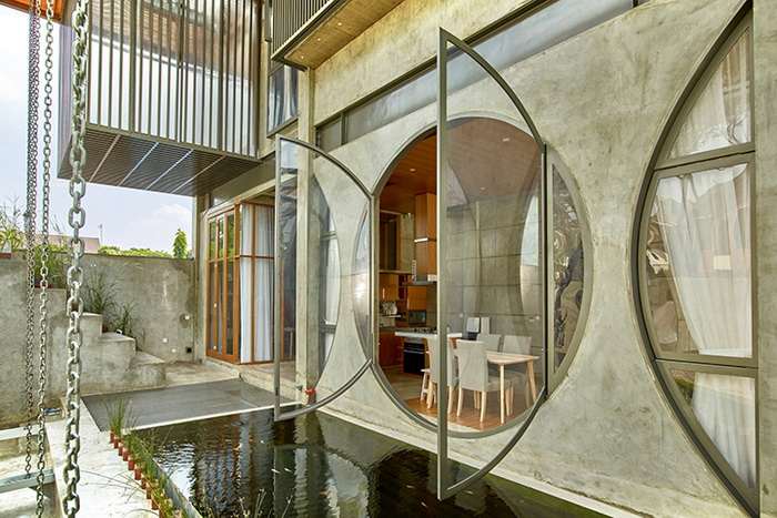 Fenêtre arrondie avec châssis ouvrant vers l'extérieur