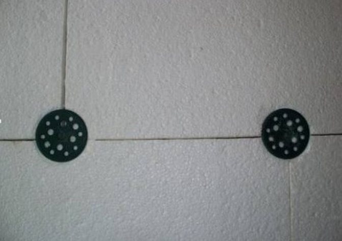 Pentes de fenêtres renforcées avec des chevilles