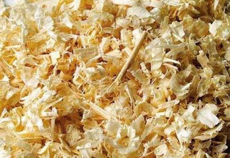 La sciure pour l'isolation du plafond doit être de haute qualité et exempte de débris