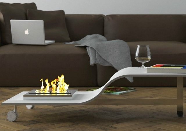 La cheminée biologique d'origine sur la table d'origine