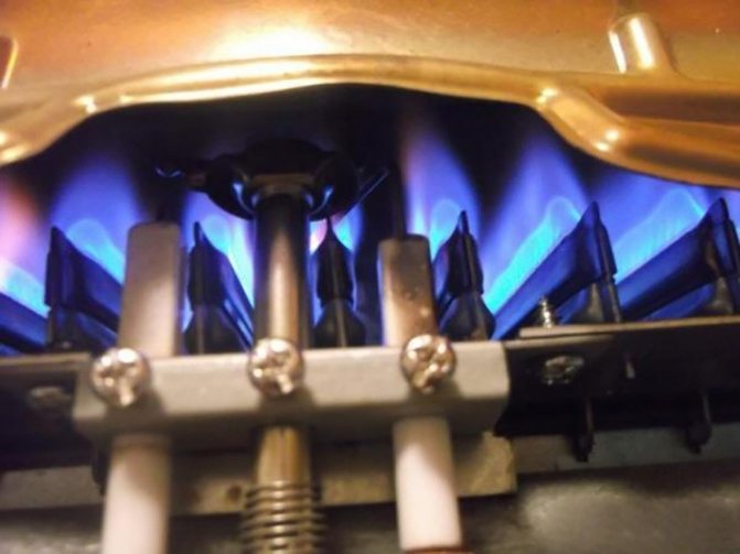 C'est une erreur de penser que le chauffe-eau à gaz fonctionne uniquement avec du carburant bleu. Il a également besoin d'électricité pour fonctionner correctement.