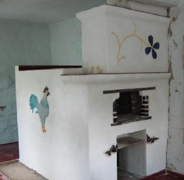 Poêle russe en plâtre et blanchi à la chaux