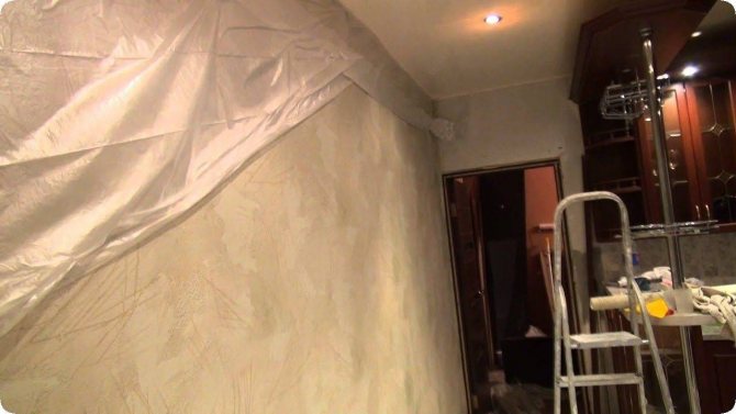 Caractéristiques de l'utilisation de papier peint sur le balcon