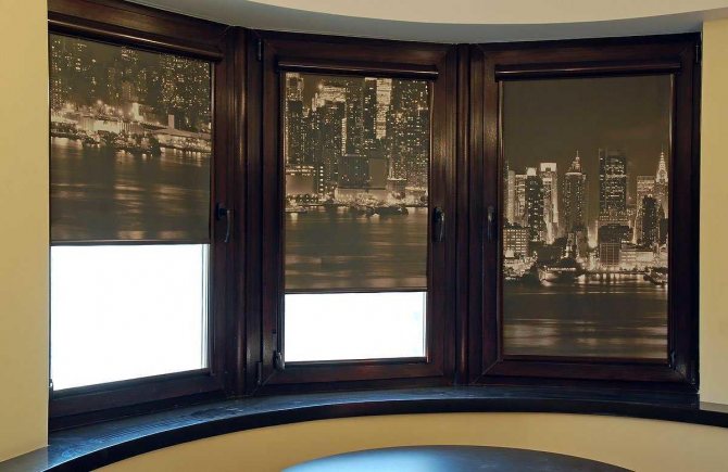 Les rideaux avec diverses impressions et images sont particulièrement populaires.