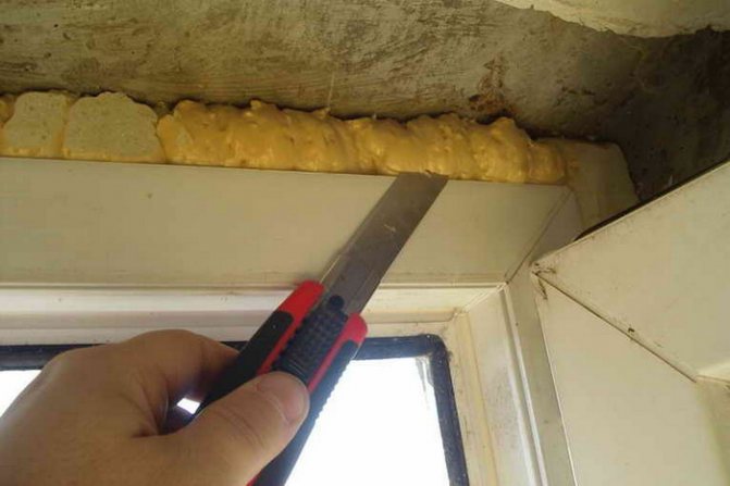 Les restes de mousse de polyuréthane doivent être éliminés sans faute.