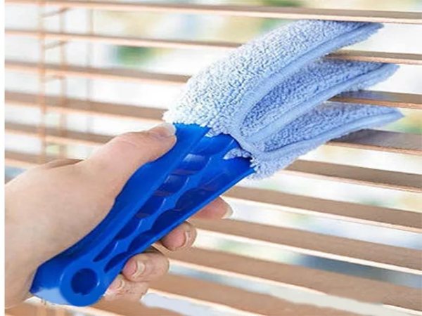 La saleté restante est éliminée avec une éponge.