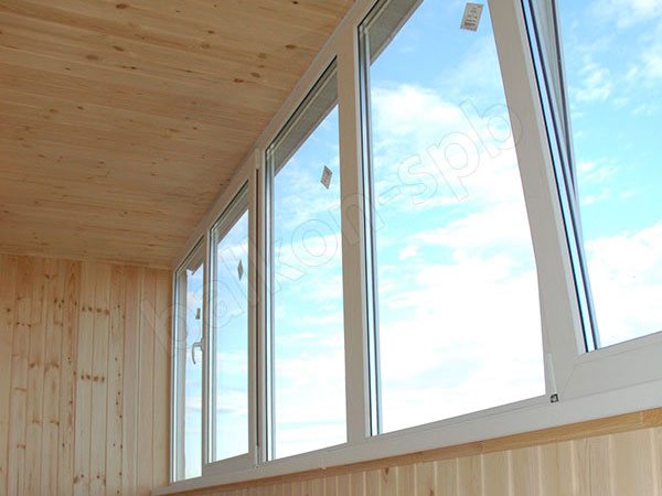 vitrage de la loggia avec du plastique