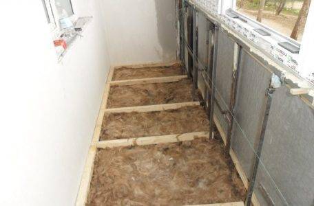 Finition d'un balcon ou d'une loggia avec des plaques de plâtre