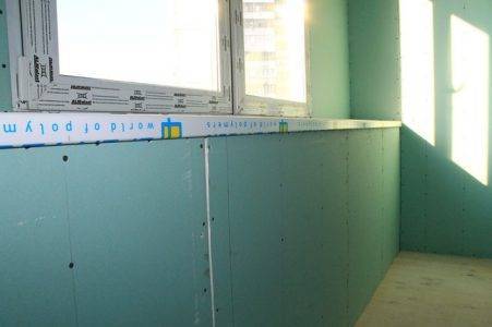 Finition d'un balcon ou d'une loggia avec des plaques de plâtre