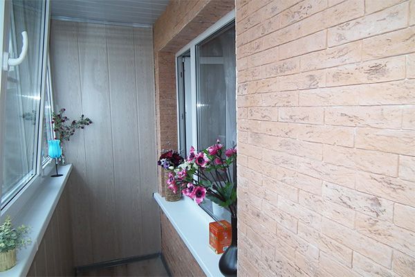 balcon finition avec des carreaux de clinker en forme de brique