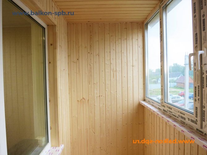 finition du balcon avec des planches à clin