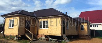 Finition de la façade d'une maison de vautour