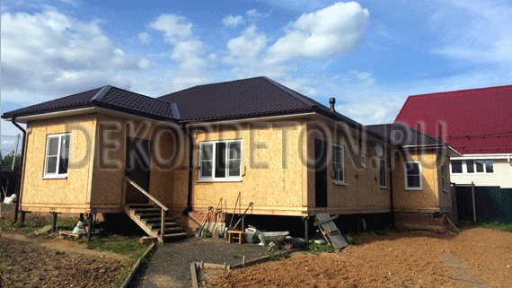 Finition de la façade d'une maison vautour