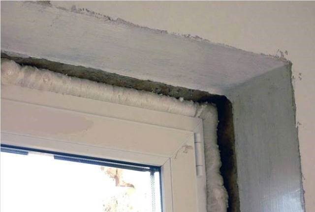 finition des pentes de fenêtre avec des panneaux sandwich de vos propres mains