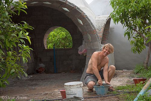 travaux de finition sur la maison ronde