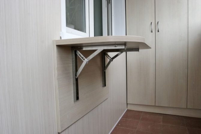 Vous n'utiliserez une table pliante que lorsque cela est nécessaire, et le reste du temps, la structure se replie le long du mur et n'interfère pas avec l'utilisation du balcon à d'autres fins