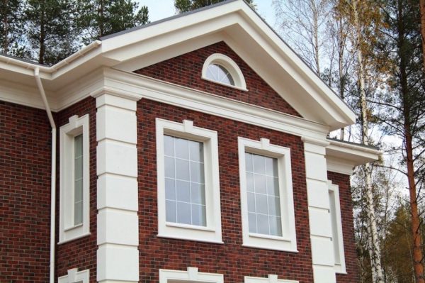 Les pentes et autres éléments forment le style du bâtiment