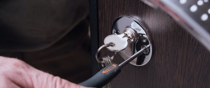 Ouvrez la porte en fer avant