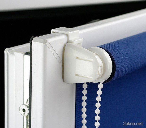 Ouvrir les stores sur les fenêtres en plastique - photo