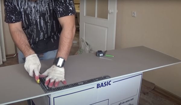 Couper le panneau sandwich à la taille requise.