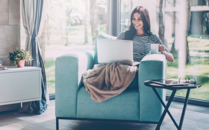 Vitrage panoramique dans une maison de campagne